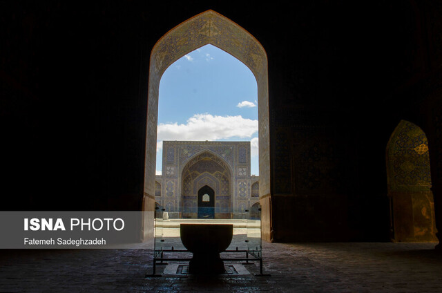 نقوش رقصان و پیچان بی‌همتای مسجدی در دل نقش‌جهان