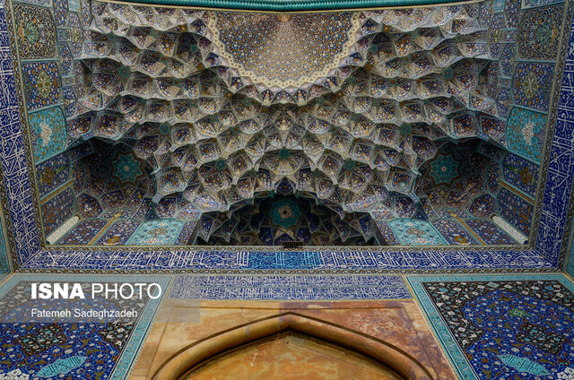 نقوش رقصان و پیچان بی‌همتای مسجدی در دل نقش‌جهان