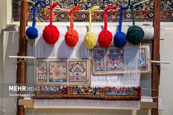 فرشهای نفیس استان سمنان بدون برند؛ گرهکور معیشت بر زندگی بافنده