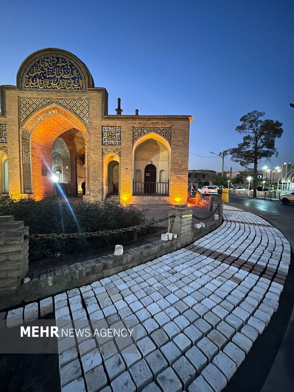 طرح سنگ‌فرش و آرام‌سازی میدان ارگ سمنان اجرا شد؛ احیای هویت شهری