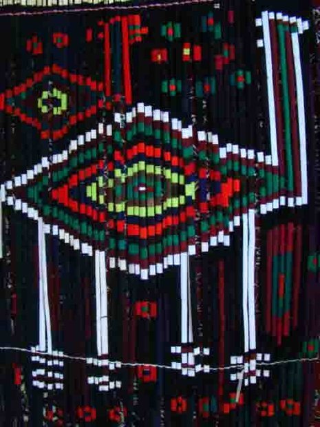 زنانی که از نی و موی بز دیوار زندگی میسازند