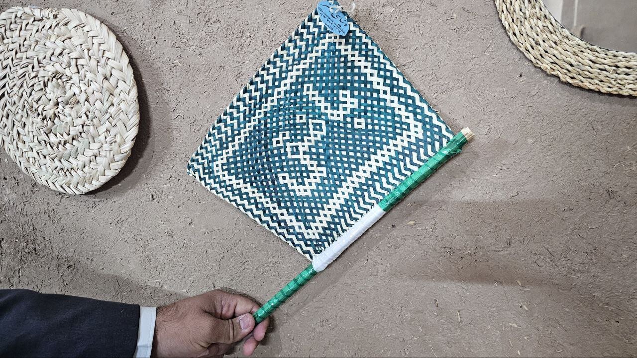خلاقیت هنرمندان بافقی به کمک حصیربافی آمد