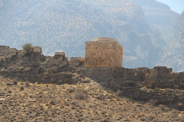 خرابکاری در آرامگاهِ فیلسوف ساسانی! + عکس