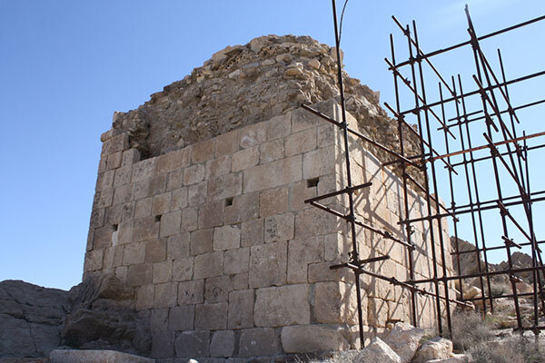 خرابکاری در آرامگاهِ فیلسوف ساسانی! + عکس